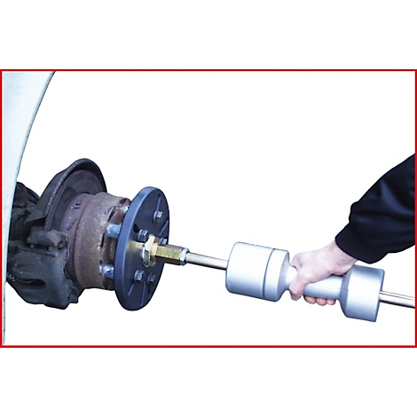 Montage eines Achsschenkels am Radlager. Hand hält Werkzeug. Weißer Hintergrund.